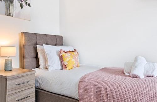 Uplands Casa | Pass the Keys Luxury Bright Spacious Family Home - Near Beaches