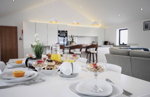 Bodorgan Casa | Pass the Keys | Luxury Property with Stunning View