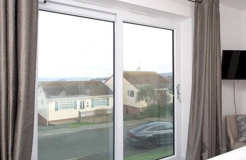 Amlwch Casa | Pass the Keys | Modern Coastal Home in Bull Bay