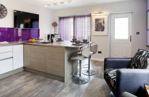Arnold Casa | Pass the Keys | Modern 2 Bed Property with Free Parking