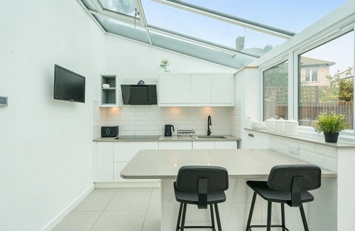 Oxford Casa | Pass the Keys | Modern 4 Bed inc. Garden Room & Parking - Oxford