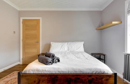 Cheadle Casa | Pass the Keys Modern Comfortable Home with parking