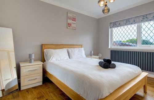 Cheadle Casa | Pass the Keys Modern Comfortable Home with parking