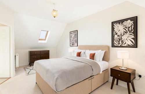 Winchcombe Casa | Pass the Keys Modern stylish family home private garden