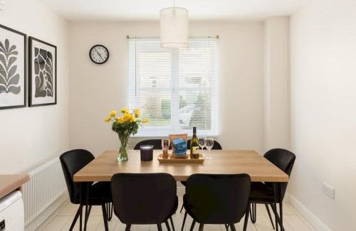Winchcombe Casa | Pass the Keys Modern stylish family home private garden