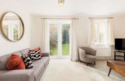 Winchcombe Casa | Pass the Keys Modern stylish family home private garden