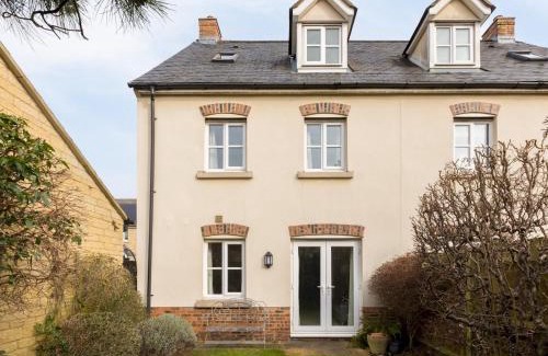 Winchcombe Casa | Pass the Keys Modern stylish family home private garden