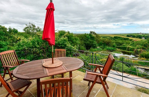 Crynant Casa | Pass the Keys | NEW Beautiful house in the Gower Sleeps 12