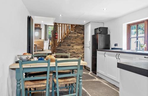 Penny Bridge Casa | Pass the Keys Newly Renovated Lakeland Cottage