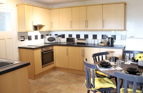 Carmarthen Apartamento | Pass the Keys | Pet friendly Garden flat in Carmarthen
