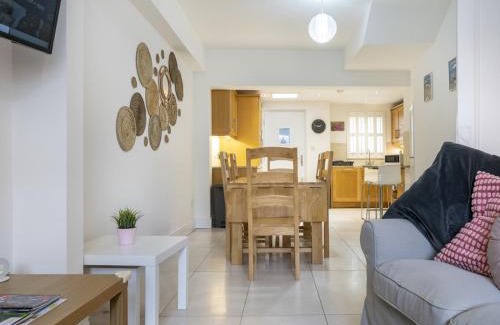 Belfast City Centre Casa | Pass the Keys Spacious Home Rooftop Terrace Cafes Bars