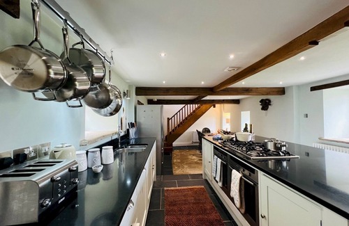 Castleton Casa | Pass the Keys | Stunning 3-Bed Cottage & Shepherd Hut | Peak Views