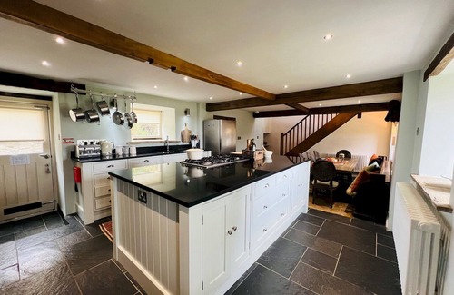 Castleton Casa | Pass the Keys | Stunning 3-Bed Cottage & Shepherd Hut | Peak Views