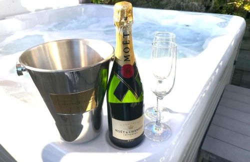 Hayfield Casa | Pass the Keys The Cosy Romantic and Elegant for 2 with Hot Tub