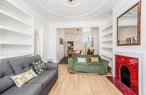 St. Leonard's Casa | Pass the Keys Wonderful Six Bed Victorian Home in London