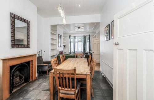 St. Leonard's Casa | Pass the Keys Wonderful Six Bed Victorian Home in London