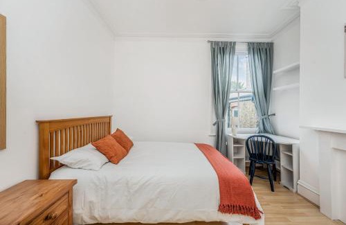 St. Leonard's Casa | Pass the Keys Wonderful Six Bed Victorian Home in London