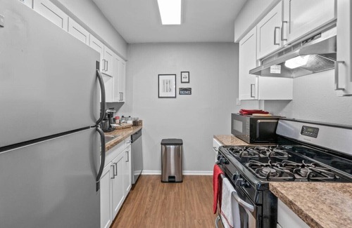 Fort Worth Apartamento | Passionate 2BD: Where Your HEART Feels at HOME!