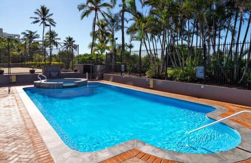 Palm Beach Apartamento | Pastel Drift - Beachfront Haven by Dining & Parks