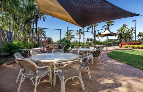Palm Beach Apartamento | Pastel Drift - Beachfront Haven by Dining & Parks