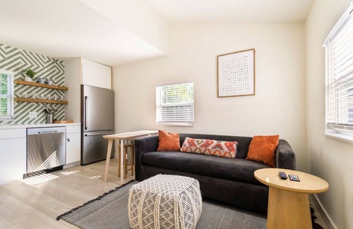 South Middle River Cabaña | “Pastel home”Coastal vibes! Near beach/ ports!