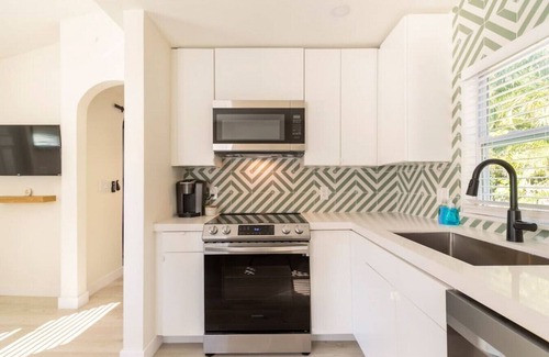 South Middle River Cabaña | “Pastel home”Coastal vibes! Near beach/ ports!