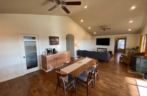 Terrebonne Casa | Pastoral home with mountain views for your recreational retreat.