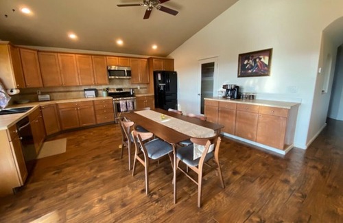 Terrebonne Casa | Pastoral home with mountain views for your recreational retreat.