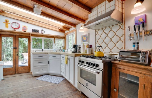 Patagonia Cabaña | Patagonia Cottage w/ Patio & Yard: Walk to Town!