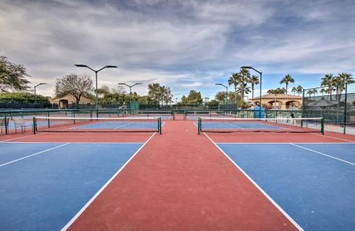 Westbrook Village Apartamento | Patio and Pool Access Golf Getaway in Peoria