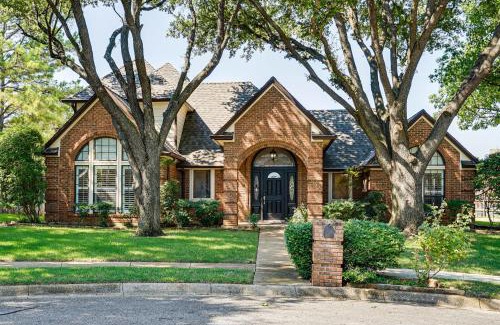 Bedford Casa | Patio and Yard Family Home 12 Mi to ATandT Stadium!