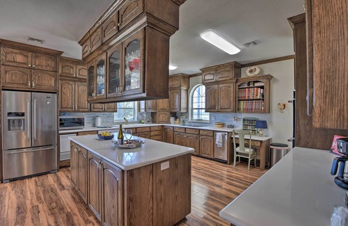 Bellevue Casa | Patio & Covered Porch: Spacious Bellevue Home!
