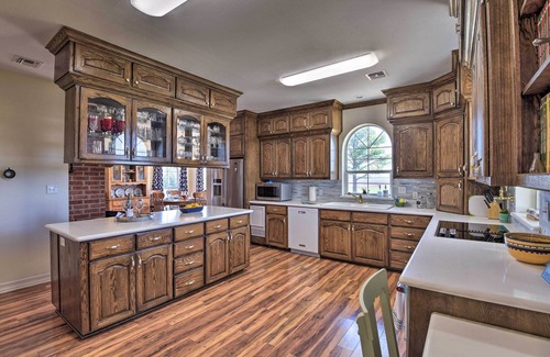 Bellevue Casa | Patio & Covered Porch: Spacious Bellevue Home!