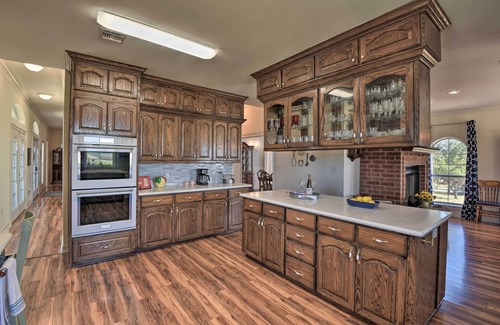 Bellevue Casa | Patio & Covered Porch: Spacious Bellevue Home!