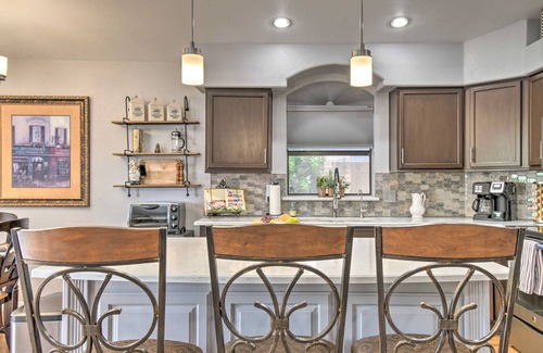 Arroyo Springs Casa | NUEVO hogar Glendale actualizado con estación de parrillas + patio