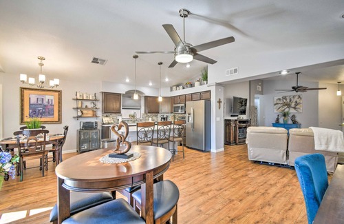 Arroyo Springs Casa | NUEVO hogar Glendale actualizado con estación de parrillas + patio