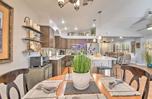 Arroyo Springs Casa | NUEVO hogar Glendale actualizado con estación de parrillas + patio