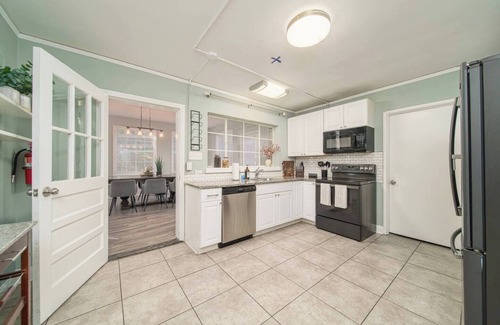 Winston - Salem Casa | Patio Sleeps 16! Kitchen Private Place Keurig