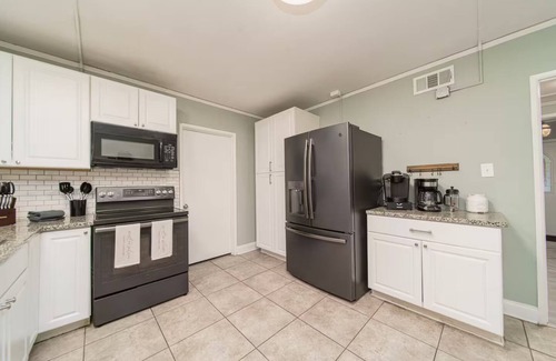 Winston - Salem Casa | Patio Sleeps 16! Kitchen Private Place Keurig
