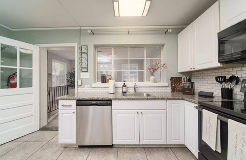 Winston - Salem Casa | Patio Sleeps 16! Kitchen Private Place Keurig