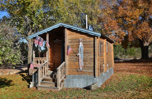 Pipe Creek Cabina | Patriot Cabin at Country Accent Antiques Pipe Creek, TX.