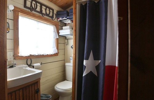 Pipe Creek Cabina | Patriot Cabin at Country Accent Antiques Pipe Creek, TX.