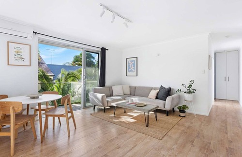 Bondi Beach Apartamento | Paw-friendly 2BR Bondi pad with parking, great location