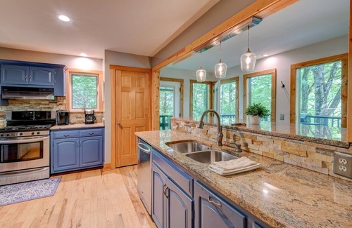 Boone Casa | Paws A While- Hot Tub, Pool Table, Firepit & More!