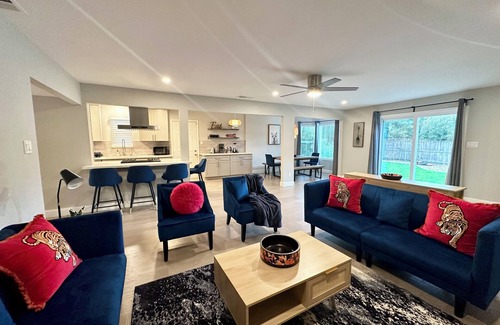 Northgate Casa | Paxton House 3 bedr 2 bath walk to Discovery Park & Aftershock Yard Grill Garage
