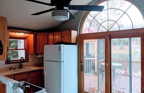 Harrison Cabaña | Payne's Lakeside Cottage with Private Beach