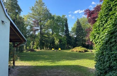 Sremska Mitrovica Cama Y Desayuno | PB Urban Garden Stay with guarded Parking