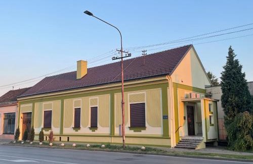 Sremska Mitrovica Cama Y Desayuno | PB Urban Garden Stay with guarded Parking