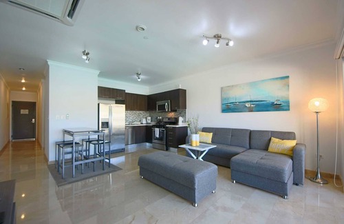 Washington Condominio | Condominio amplio y moderno, vista encantadora de la piscina desde el balcón, perfecto para parejas