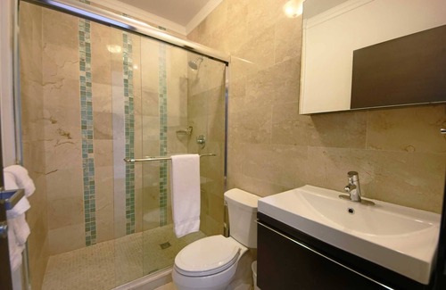 Washington Condominio | Condominio amplio y moderno, vista encantadora de la piscina desde el balcón, perfecto para parejas